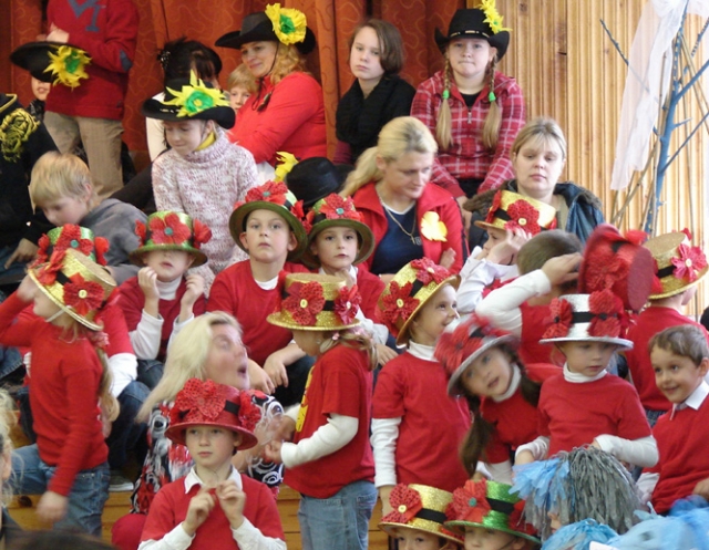 Mažiausieji mokyklos auklėtiniai pasipuošė ryškiaspalvėmis skrybėlėmis.