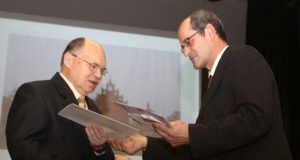 „Versmės“ leidyklos redaktorius Venantas Mačiekus (kairėje) priima Padėkos raštą iš Rokiškio rajono savivaldybės Kultūros