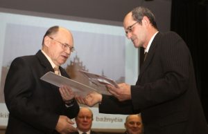 „Versmės“ leidyklos redaktorius Venantas Mačiekus (kairėje) priima Padėkos raštą iš Rokiškio rajono savivaldybės Kultūros