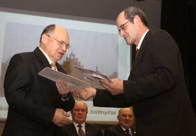 „Versmės“ leidyklos redaktorius Venantas Mačiekus (kairėje) priima Padėkos raštą iš Rokiškio rajono savivaldybės Kultūros