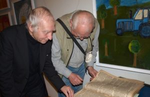 Aktorius F.Jakšys (kairėje) ir kraštietis S.Žikorius sklaidė pageltusius Rokiškio rajono laikraščio puslapius. L.Dūdaitės nuotr.