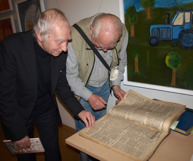 Aktorius F.Jakšys (kairėje) ir kraštietis S.Žikorius sklaidė pageltusius Rokiškio rajono laikraščio puslapius. L.Dūdaitės nuotr. Aktorius F.Jakšys (kairėje) ir kraštietis S.Žikorius sklaidė pageltusius Rokiškio rajono laikraščio puslapius. L.Dūdaitės nuotr.