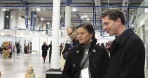 Kunigas  Ričardas Doveika susidomėjęs apžiūrėjo rokiškėnų ekspoziciją.