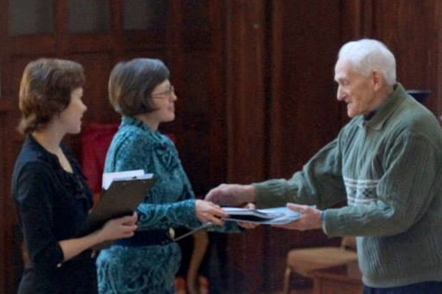 Juozas Čepulis savo prakartėlę muziejui padovanojo. Juozas Čepulis savo prakartėlę muziejui padovanojo.