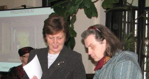 Drožėjas S.Lampickas Krašto muziejaus direktorei N.Šniokienei pažadėjo dalį savo drožinių dovanoti Rokiškiui. N.Byčkovskio nuotr.