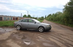 Išvažiuojantiesiems iš garažų – pralaidos testas Pašalo iškelta pralaida tapo vairavimo meistriškumo testu. L.Dūdaitės nuotr.