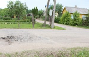 Sodų pralaidos laukia remonto Pašalo iškilnotos pralaidos sodų kelyje – vairuotojų galvos skausmas. N.Byčkovskio nuotr.