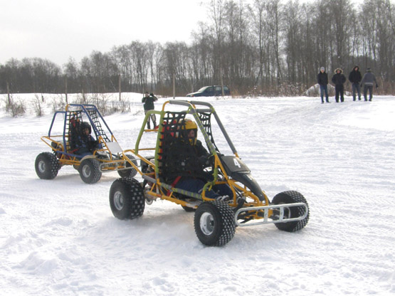 Pramogautųjų laukia azartiškas pasivažinėjimas kartingais. D.Zibolienės nuotr.