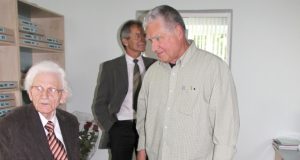 Premijos steigėjas J.Dovydėnas rašytojui V.Kalvaičiui (kairėje) pažadėjo išversti jo knygą į anglų kalbą ir pasiūlyti ją Amerikos skaitytojams.