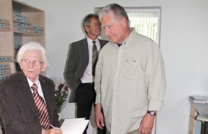Premijos steigėjas J.Dovydėnas rašytojui V.Kalvaičiui (kairėje) pažadėjo išversti jo knygą į anglų kalbą ir pasiūlyti ją Amerikos skaitytojams.