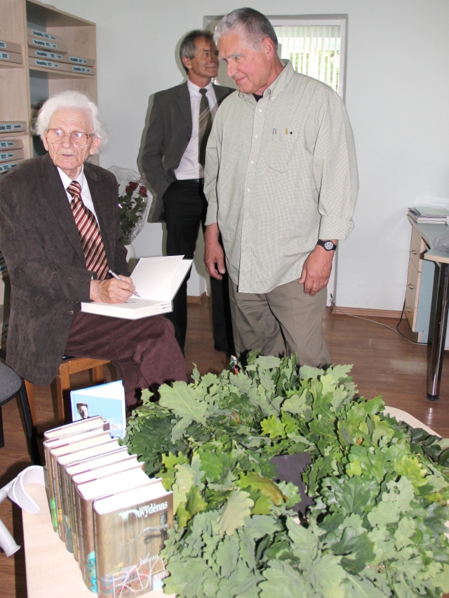 Premijos steigėjas J.Dovydėnas rašytojui V.Kalvaičiui (kairėje) pažadėjo išversti jo knygą į anglų kalbą ir pasiūlyti ją Amerikos skaitytojams.