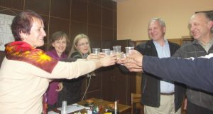 Pergalės šampano taures už nugalėtoją Dalią Grybauskaitę kėlė (iš kairės): Diana Meškauskienė