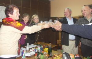 Pergalės šampano taures už nugalėtoją Dalią Grybauskaitę kėlė (iš kairės): Diana Meškauskienė