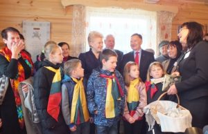 Prezidentė Dalia Grybauskaitė knygos „Auksinią abalią ieškojimas“ egzempliorius žadėjo išdalinti šalies bibliotekoms. Šalia Prezidentės - Dalios (iš kairės) Veikšienė