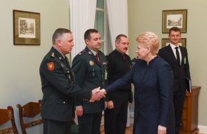 Po diskusijos su Prezidente – saugumo užtikrinimas be “Kalašnikovų” Prezidentė susitinka su viešąjį saugumą užtikrinančių tarnybų vadovais. LR Prezidento kanceliarijos nuotraukos/ R. Dačkaus nuotr.