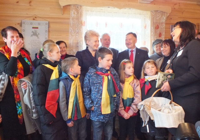 Prezidentė Dalia Grybauskaitė knygos „Auksinią abalią ieškojimas“ egzempliorius žadėjo išdalinti šalies bibliotekoms. Šalia Prezidentės - Dalios (iš kairės) Veikšienė
