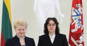 Prezidentė apdovanojo Kamajų gimnazijos atstovę