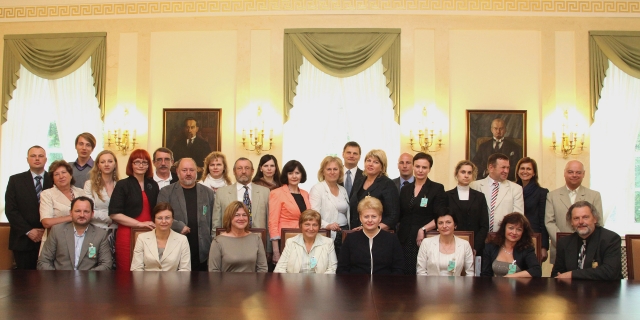 Prezidentė Dalia Grybauskaitė susitiko su regioninės spaudos atstovais. Prezidentės spaudos tarnybos archyvo nuotr. Prezidentė Dalia Grybauskaitė susitiko su regioninės spaudos atstovais. Prezidentės spaudos tarnybos archyvo nuotr.