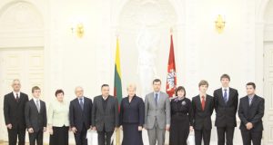 Rokiškėnai Z.Meškauskas (pirmas iš kairės) ir G.Trumpa (antras)  įsiamžino su šalies prezidente D.Grybauskaite (centre)