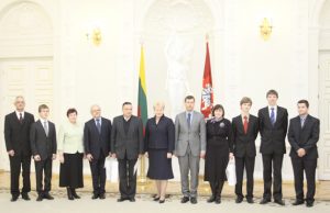 Rokiškėnai Z.Meškauskas (pirmas iš kairės) ir G.Trumpa (antras)  įsiamžino su šalies prezidente D.Grybauskaite (centre)