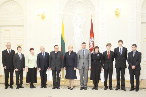 Rokiškėnai Z.Meškauskas (pirmas iš kairės) ir G.Trumpa (antras) įsiamžino su šalies prezidente D.Grybauskaite (centre) Rokiškėnai Z.Meškauskas (pirmas iš kairės) ir G.Trumpa (antras) įsiamžino su šalies prezidente D.Grybauskaite (centre)
