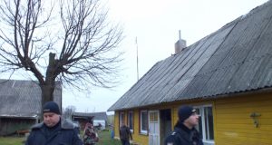 Pareigūnai E.Žalys (kairėje) ir V.Kulikauskas šių obeliečių namų šeimininkams priekaištų dėl priešgaisrinės saugos neturėjo. A.Minkevičienės nuotr.