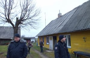 Jei krosnis kiaura, lauk didelės bėdos Pareigūnai E.Žalys (kairėje) ir V.Kulikauskas šių obeliečių namų šeimininkams priekaištų dėl priešgaisrinės saugos neturėjo. A.Minkevičienės nuotr.