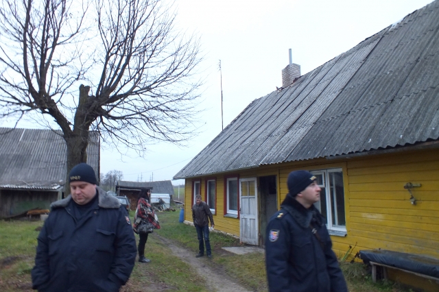 Pareigūnai E.Žalys (kairėje) ir V.Kulikauskas šių obeliečių namų šeimininkams priekaištų dėl priešgaisrinės saugos neturėjo. A.Minkevičienės nuotr.