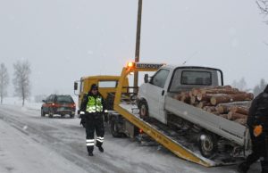 „Miškas 2010“: įtariamas pažeidėjas liko be automobilio ir medienos Šio automobilio