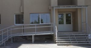 Netrukus duris atversiančiame naujame rajono ligoninės priimamajame numatyta atskira patalpa į jį atgabentiems neblaiviems asmenims stebėti. A.Puteikytės nuotr.