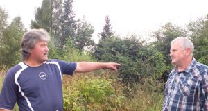 Malūno gatvės gyventojai G.Šakalys (kairėje)  ir V.Jankauskas nepatenkinti apleistos sodybos kaimynyste. A.Minkevičienės nuotr.