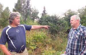 Malūno gatvės gyventojai G.Šakalys (kairėje)  ir V.Jankauskas nepatenkinti apleistos sodybos kaimynyste. A.Minkevičienės nuotr.