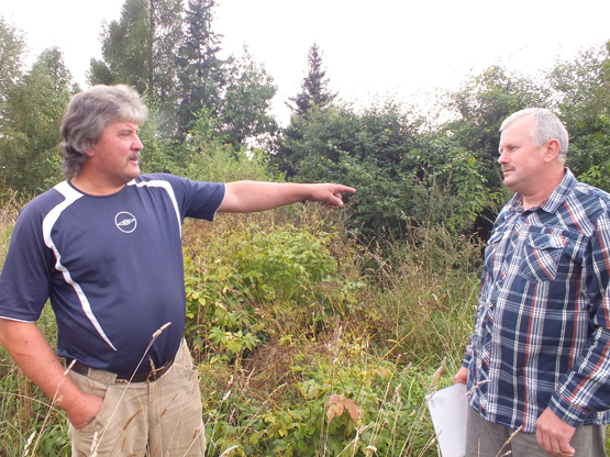 Malūno gatvės gyventojai G.Šakalys (kairėje)  ir V.Jankauskas nepatenkinti apleistos sodybos kaimynyste. A.Minkevičienės nuotr.