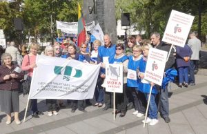 Vilniuje prieš peršamą socialinį modelį ir už darbuotojų socialines garantijas protestavo ir būrys rokiškėnų. R.Kilkaus nuotr..