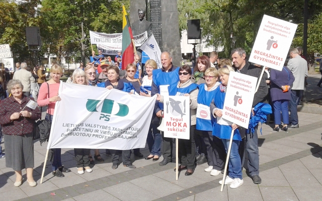 Vilniuje prieš peršamą socialinį modelį ir už darbuotojų socialines garantijas protestavo ir būrys rokiškėnų. R.Kilkaus nuotr..