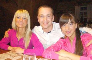 “Ingą (kairėje) ir Gintarę (dešinėje) teisėjai  ragino kuo greičiau jėgas išmėginti sportininkų klasėje“