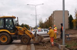 ES lėšomis – naujas stadionas, automobilių aikštelės ir šaligatviai Taikos gatvėje jau klojami nauji trinkelių šaligatviai. D.Zibolienės nuotr.
