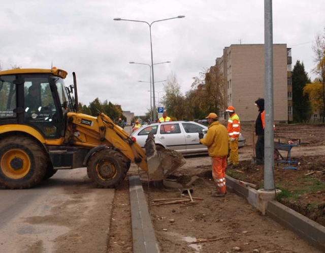 Taikos gatvėje jau klojami nauji trinkelių šaligatviai. D.Zibolienės nuotr. Taikos gatvėje jau klojami nauji trinkelių šaligatviai. D.Zibolienės nuotr.
