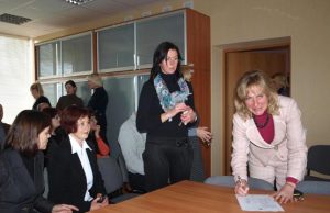 Rokiškio kaimiškosios seniūnijos seniūnė Dalia Janulienė (dešinėje) ir savivaldybės specialistės Vilma Mečiukonienė