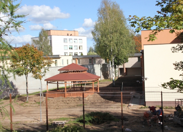 Rokiškio psichiatrijos ligoninės aplinka tvarkoma ir pritaikoma pacientų reabilitacijai. D.Zibolienės nuotr.