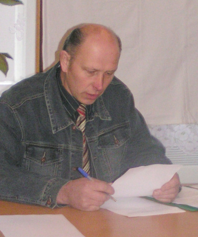 Rajono valstybinės maisto ir veterinarijos tarnybos inspektorius Vydas Puidokas pataria gyventojams akyliau stebėti auginamas kiaules. Autorės nuotr.