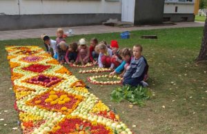 "Pumpurėlio" vaikai iš gamtinės medžiagos lopšelio-darželio kieme miesto gimtadieniui dėliojo didžiulį paveikslą. Šiemet iš gėlių