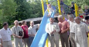 Rotary klubo vyrai rado laisvą valandą „Pumpurėlio“ vaikams. Autorės nuotr.