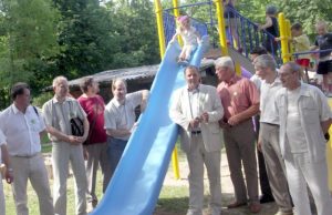 Rotary klubo vyrai rado laisvą valandą „Pumpurėlio“ vaikams. Autorės nuotr.