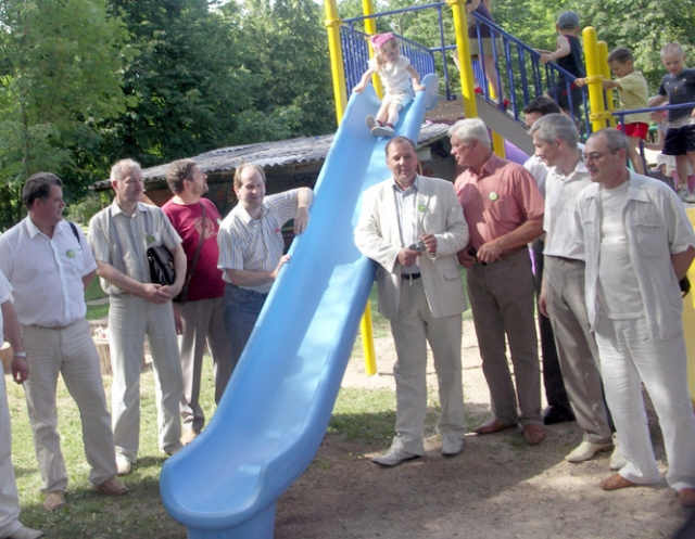 Rotary klubo vyrai rado laisvą valandą „Pumpurėlio“ vaikams. Autorės nuotr.