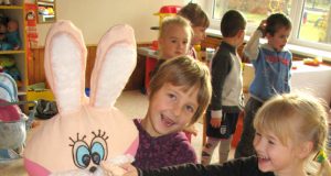 Kamilė Grincevičiūtė (kairėje) ir Gintarė Stundžaitė žaidė su grupės simboliu - kiškiu. N.Byčkovskio nuotr.