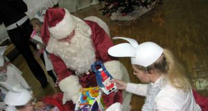 Lopšelio-darželio „Pumpurėlis“ mažieji džiaugėsi dovanomis. N.Byčkovskio nuotr.