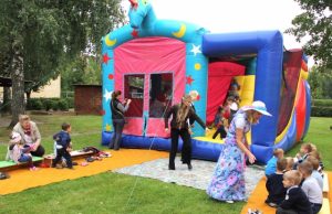 Batutas ir muilo burbulų sūkurys Batutas nudžiugino mažuosius “Pumpurėlio” auklėtinius. N.Byčkovskio nuotr.