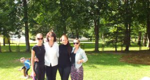 Direktorė Z.Matuzonienė su studentėmis