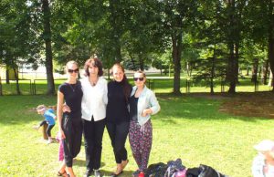 Direktorė Z.Matuzonienė su studentėmis